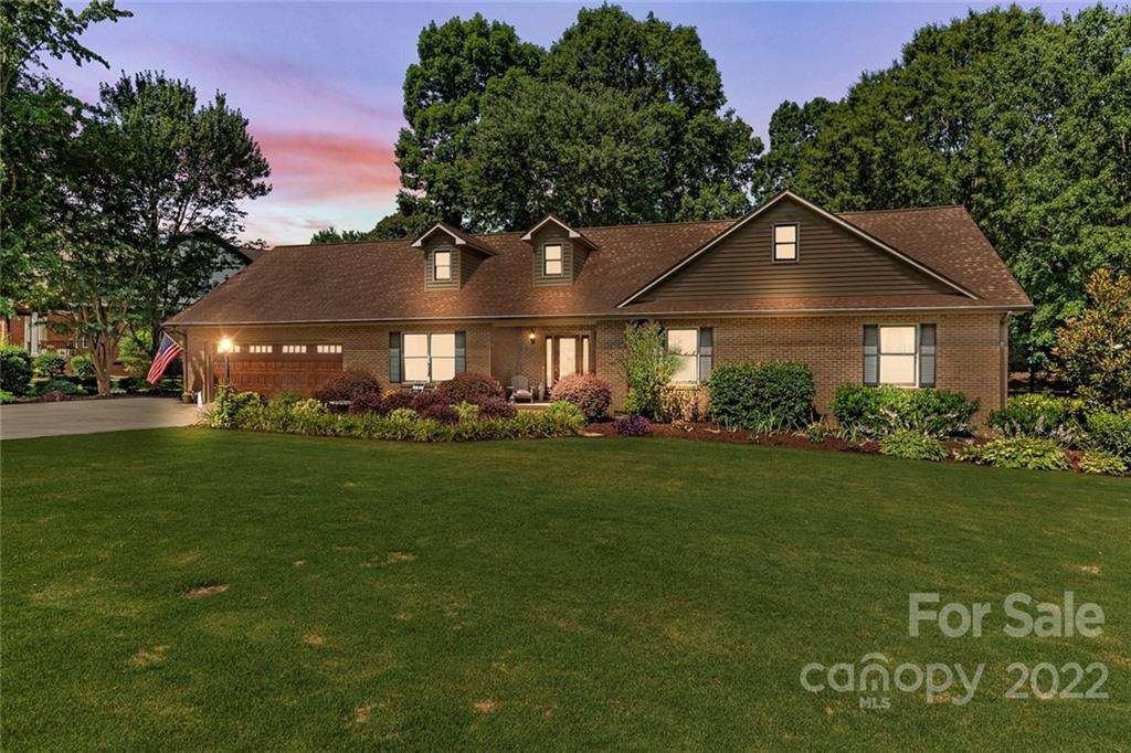 1003 Club Drive - Photo 1