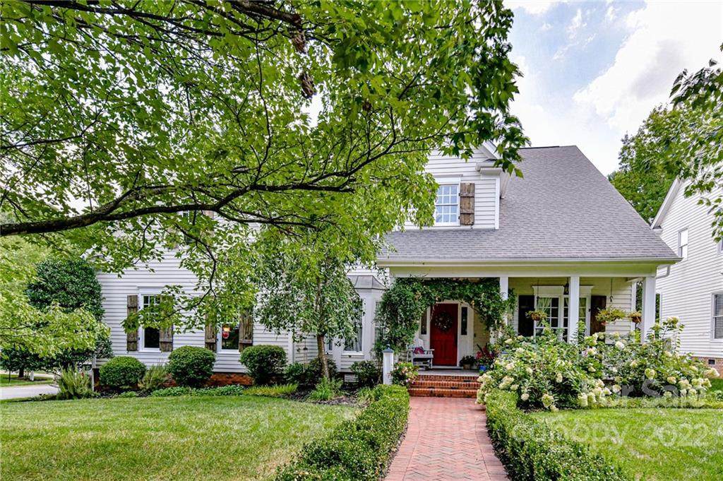 142 Lynbrook Drive - Photo 1