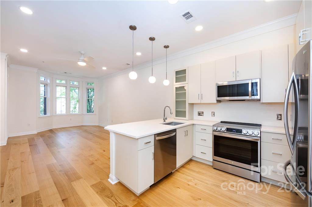2810 Selwyn Avenue - Photo 1