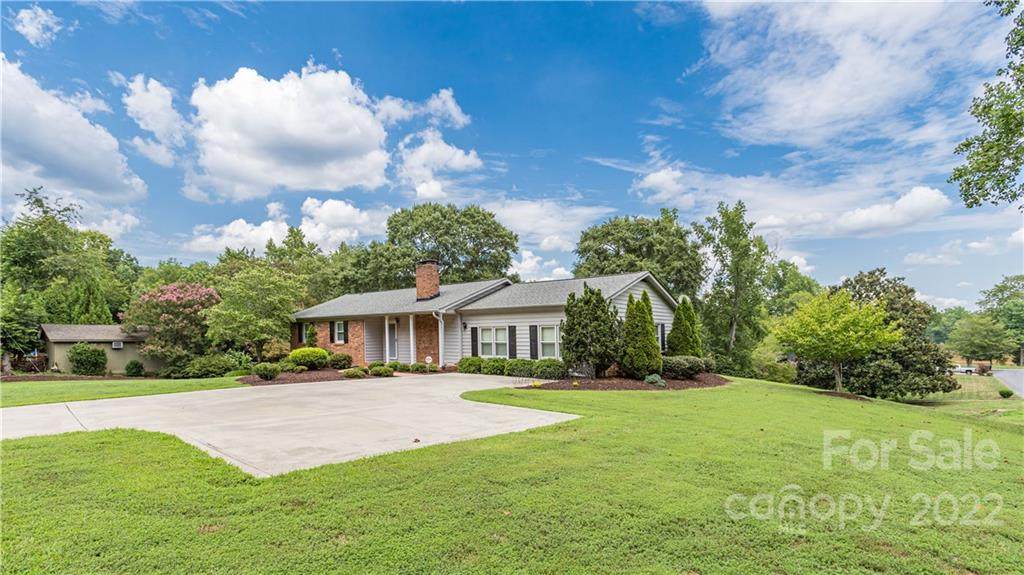 814 Edgewater Drive - Photo 1