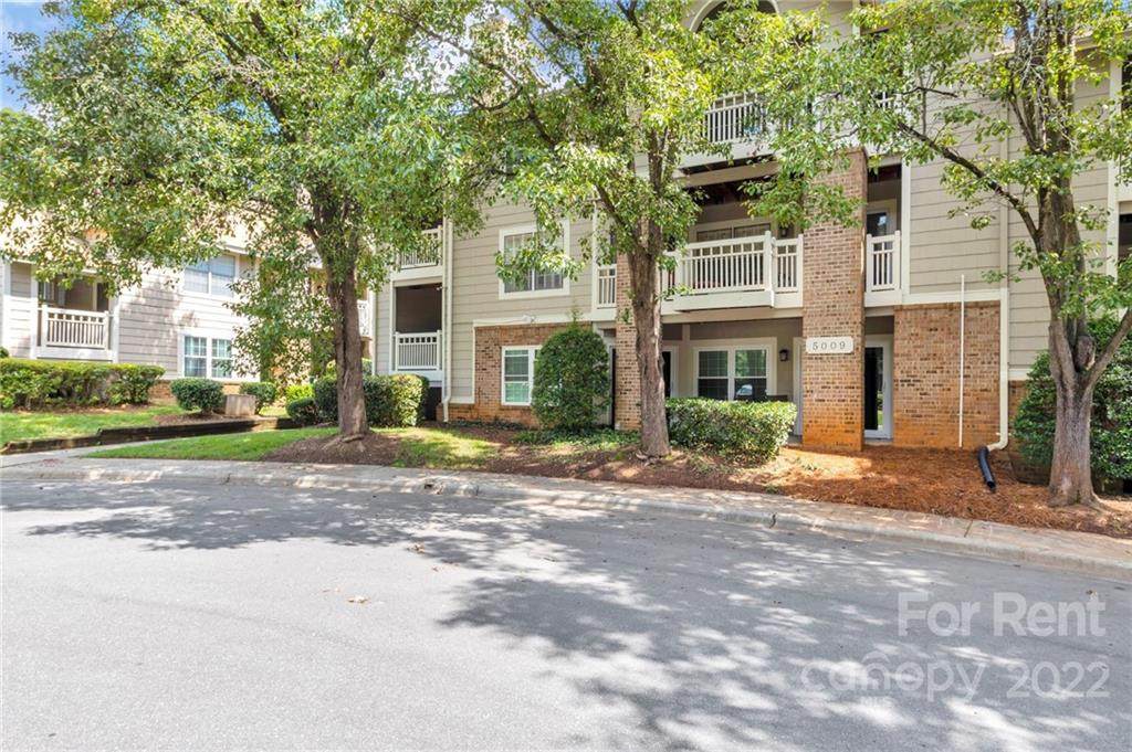 5009 Sharon Road - Photo 1