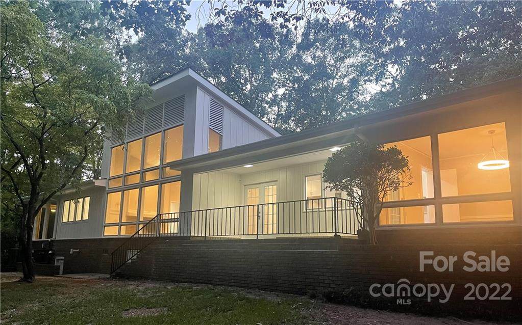 981 Sherwood Circle - Photo 1