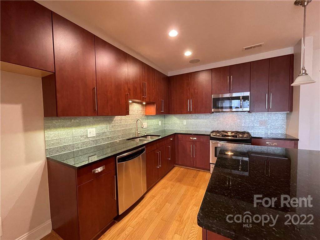 701 Royal Court - Photo 1
