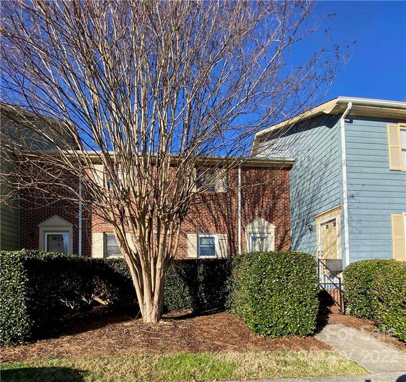 1300 Larchmont Place - Photo 1