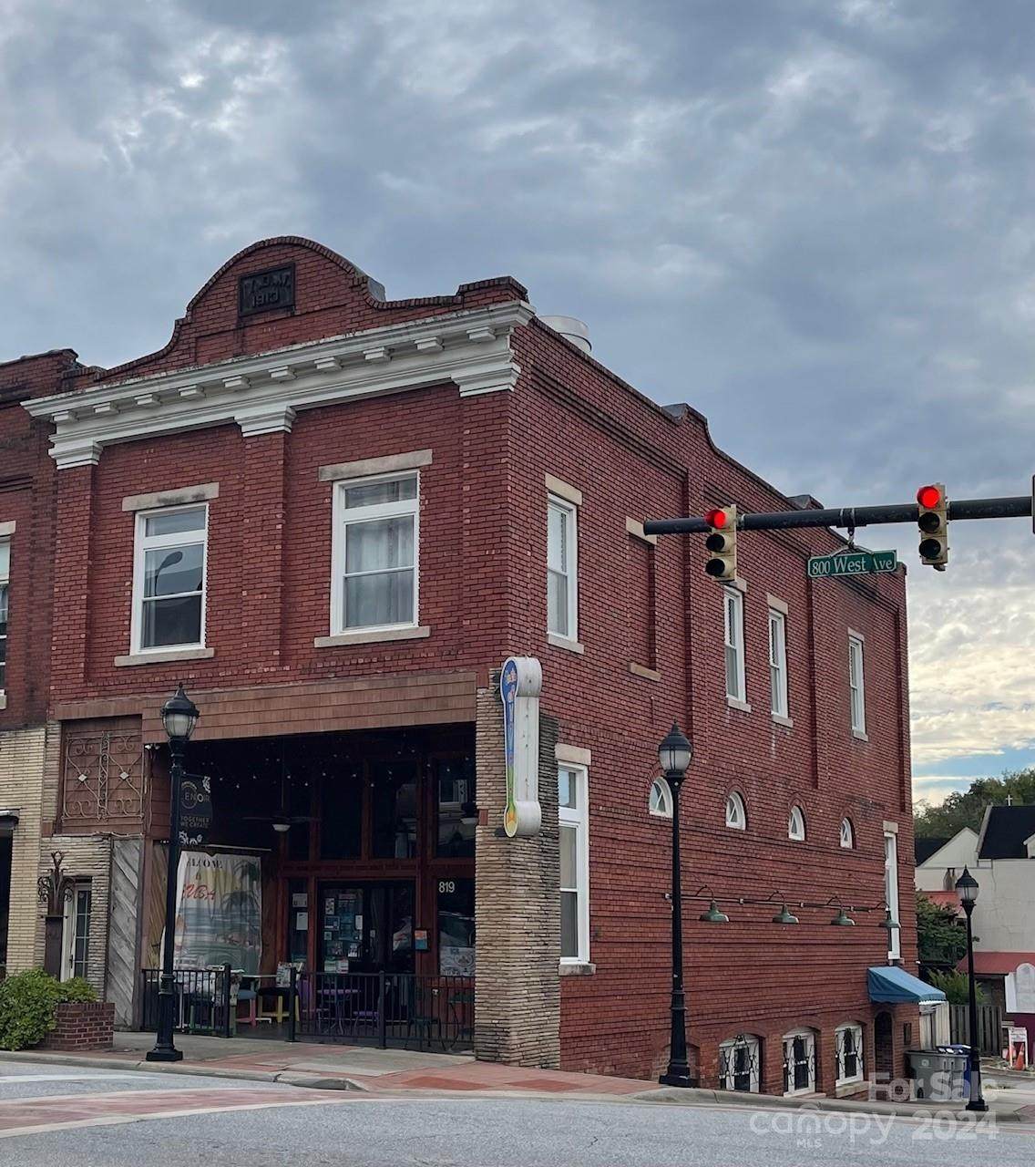 819 West Avenue - Photo 1