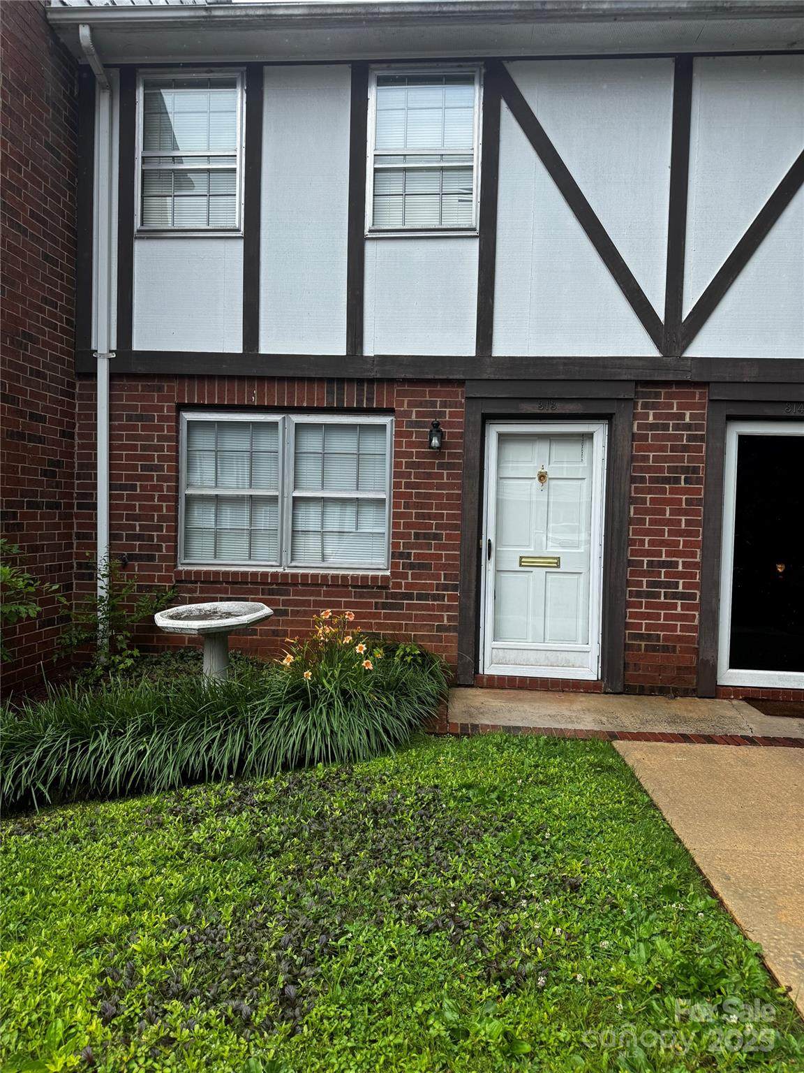1300 Larchmont Place - Photo 1