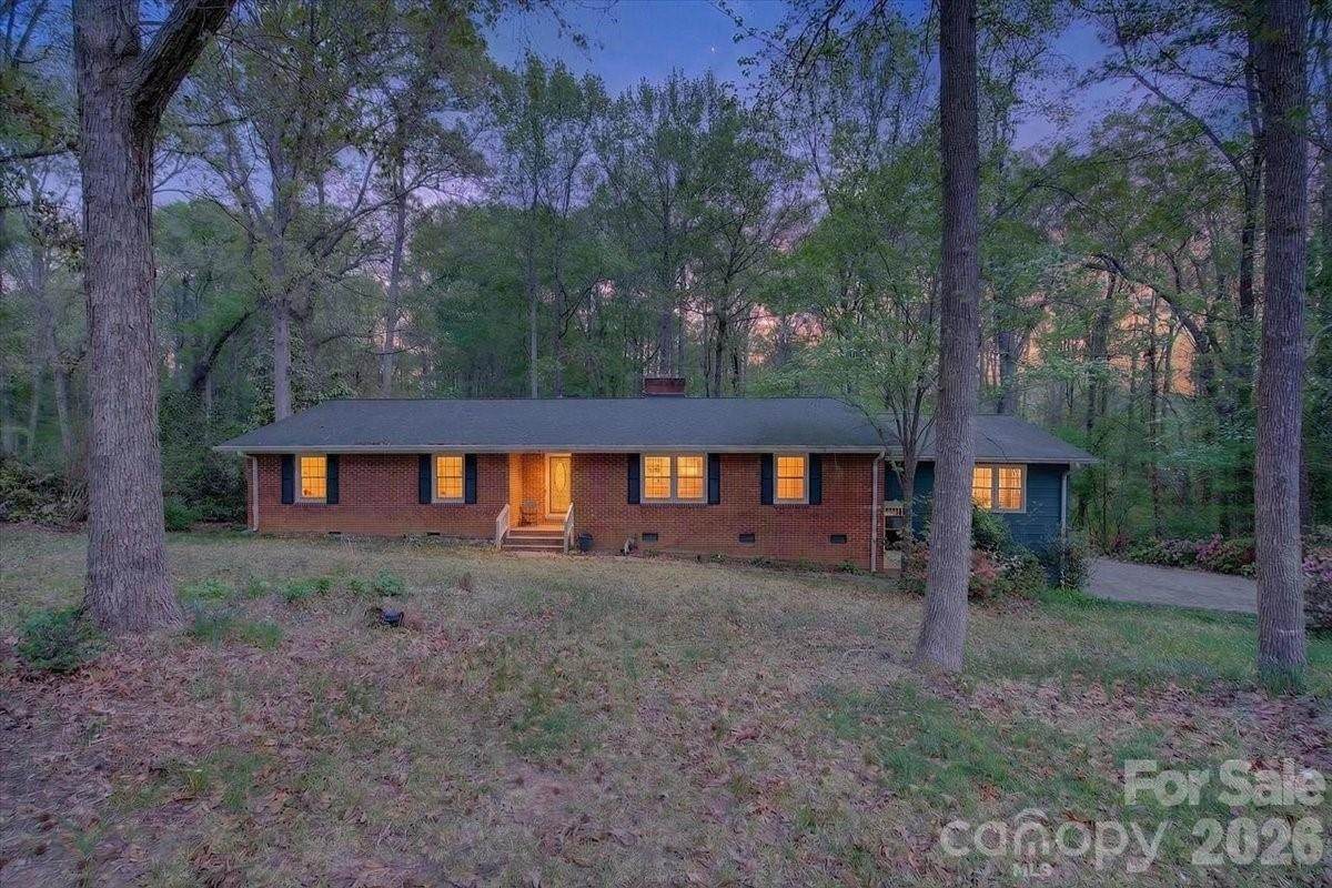 962 Sherwood Circle - Photo 1