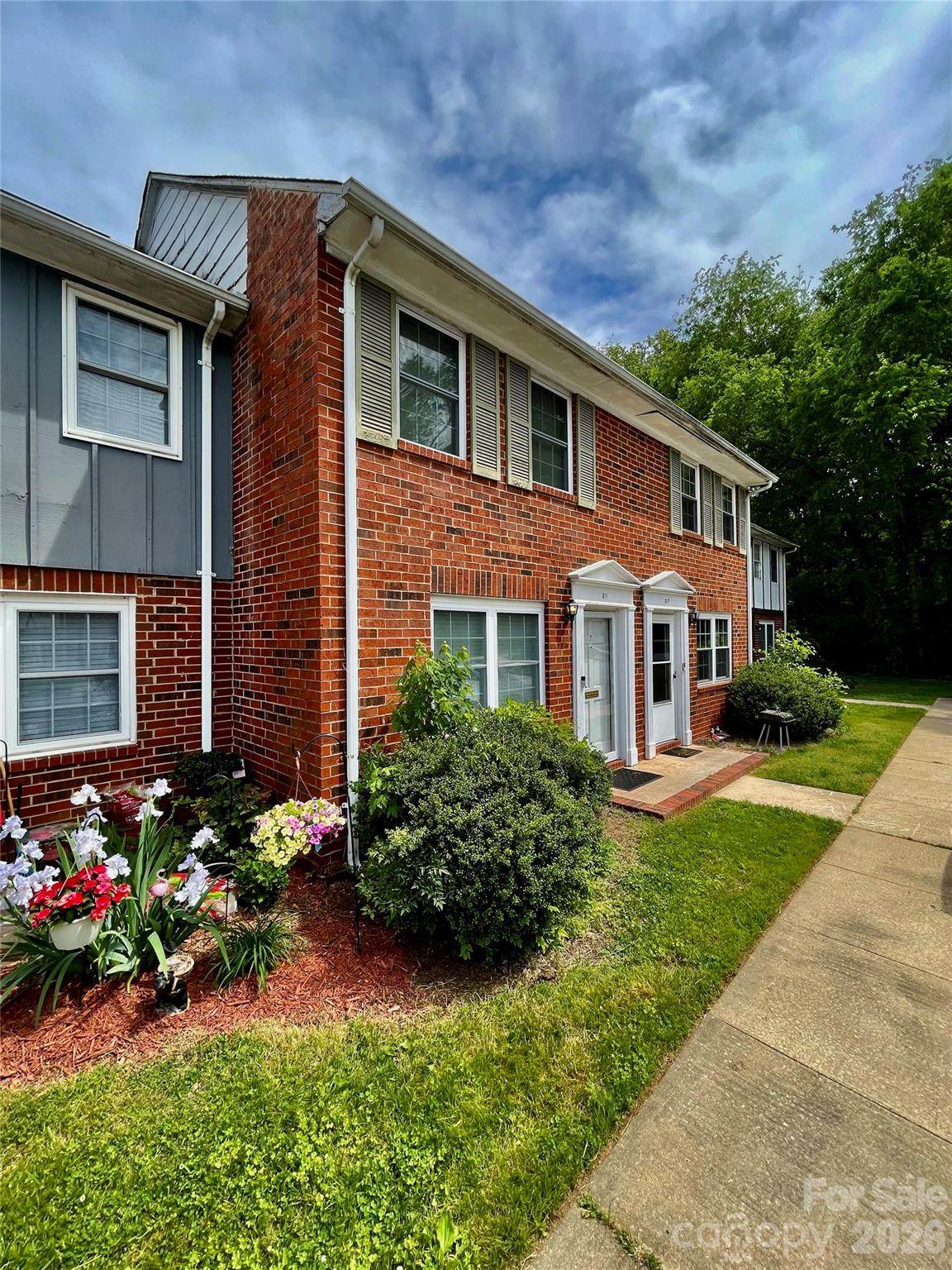 1300 Larchmont Place - Photo 1
