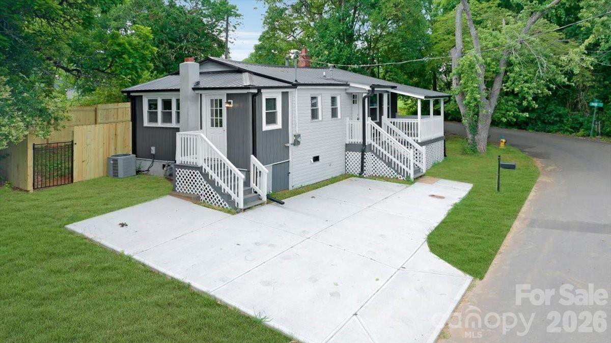 304 Derby Avenue - Photo 1