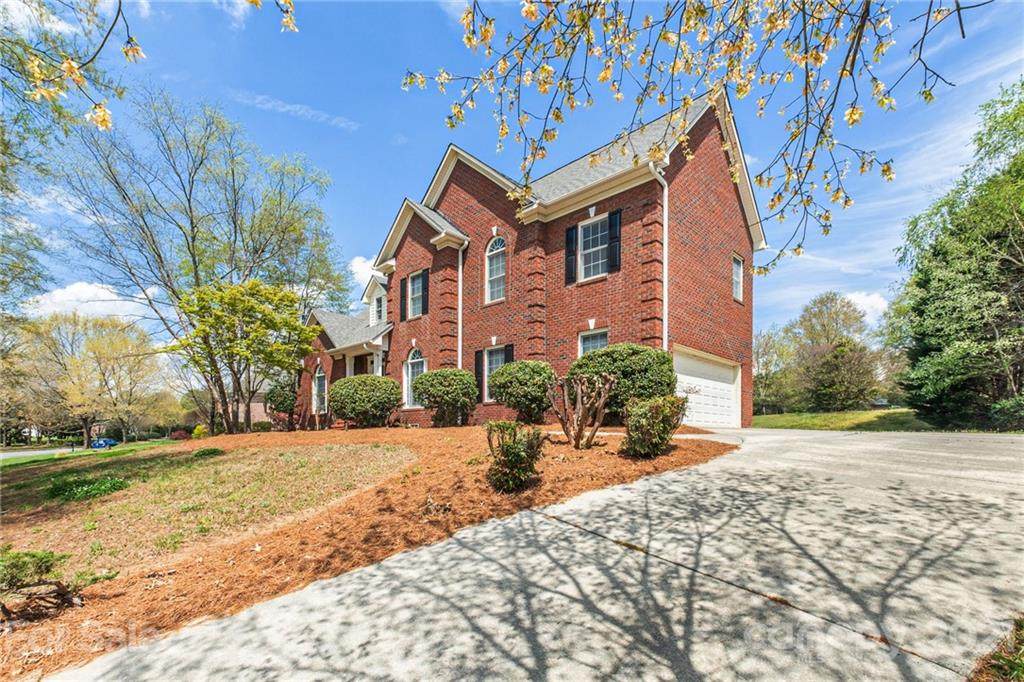811 Kings Crossing Drive - Photo 1