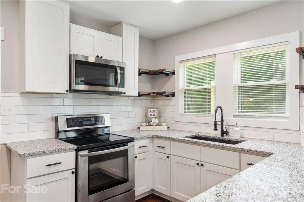 702 Dakota Street - Photo 1