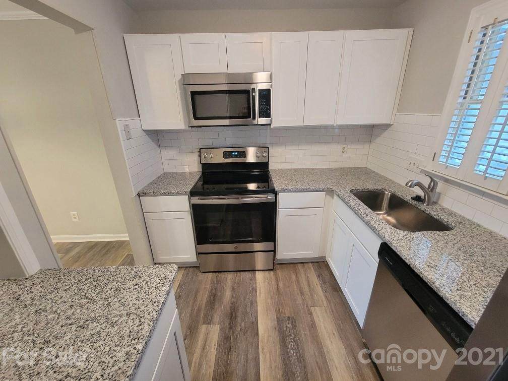 2719 Selwyn Avenue - Photo 1