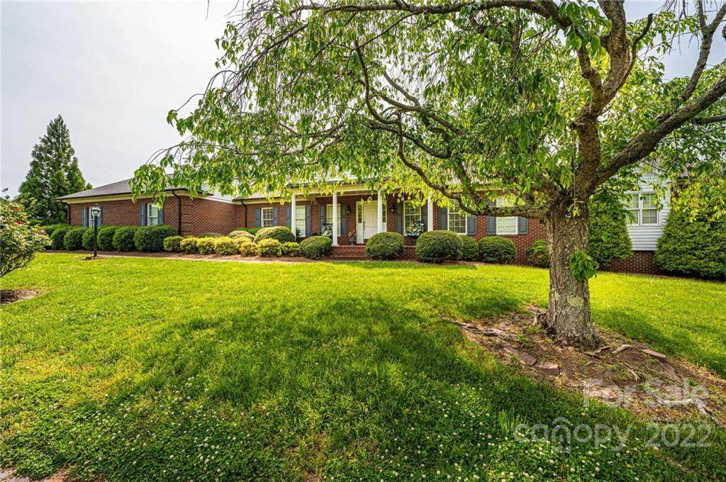 406 Woodridge Drive - Photo 1
