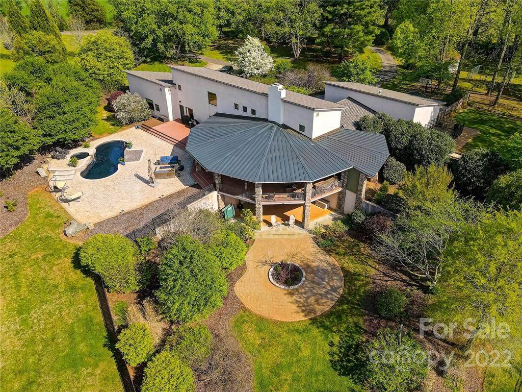 216 Evergreen Circle - Photo 1