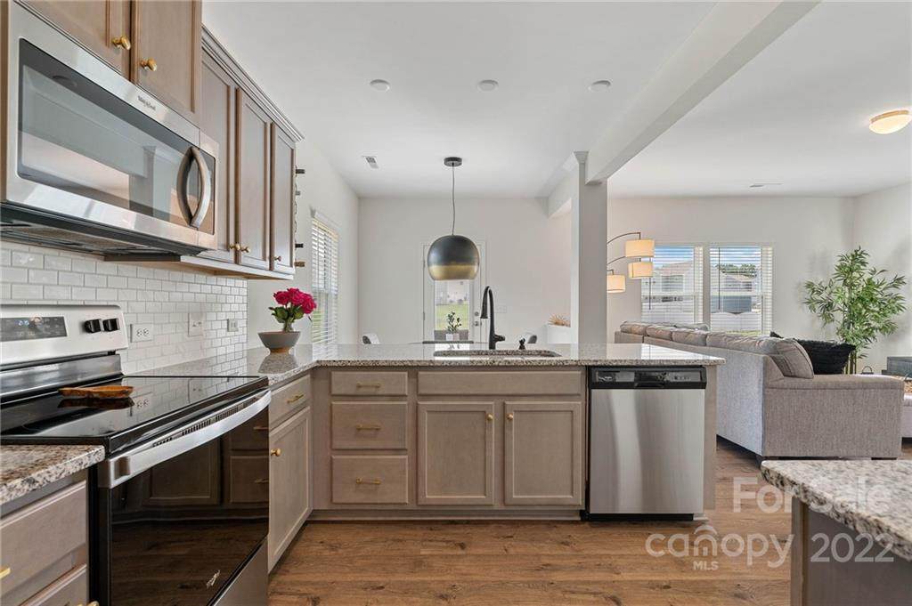 136 Amberly Circle - Photo 1