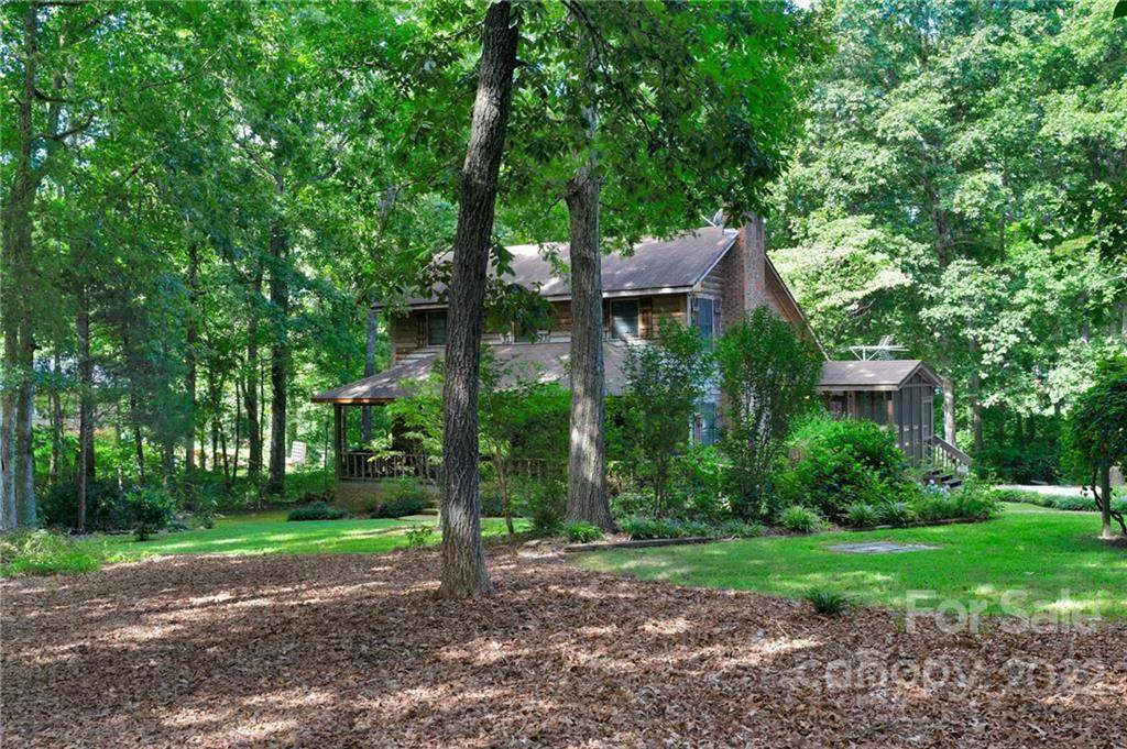 715 White Oaks Circle - Photo 1