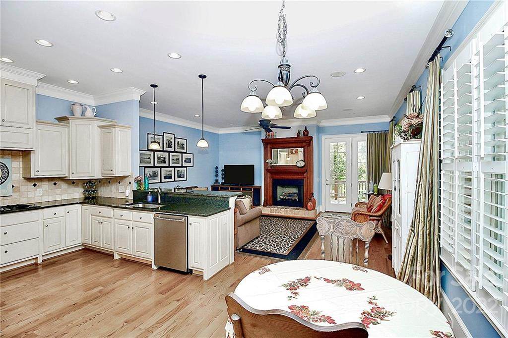 2140 Kirkwood Avenue - Photo 1