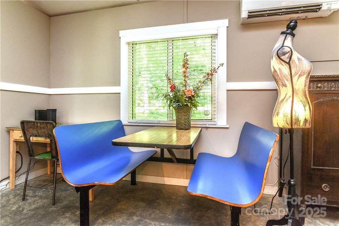 543 College Street - Photo 1