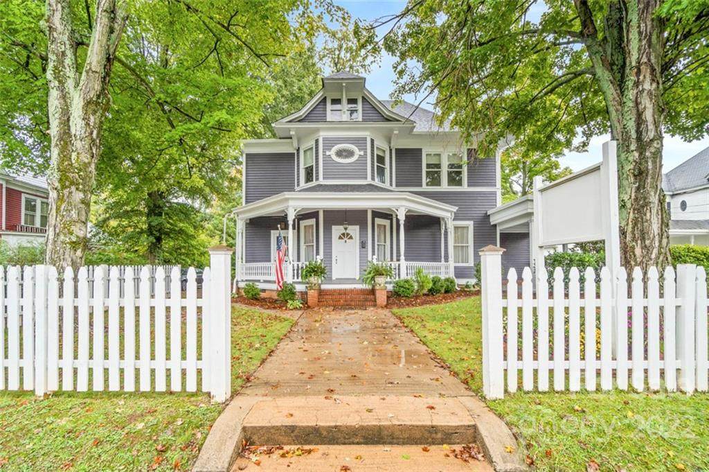 328 Davie Avenue - Photo 1