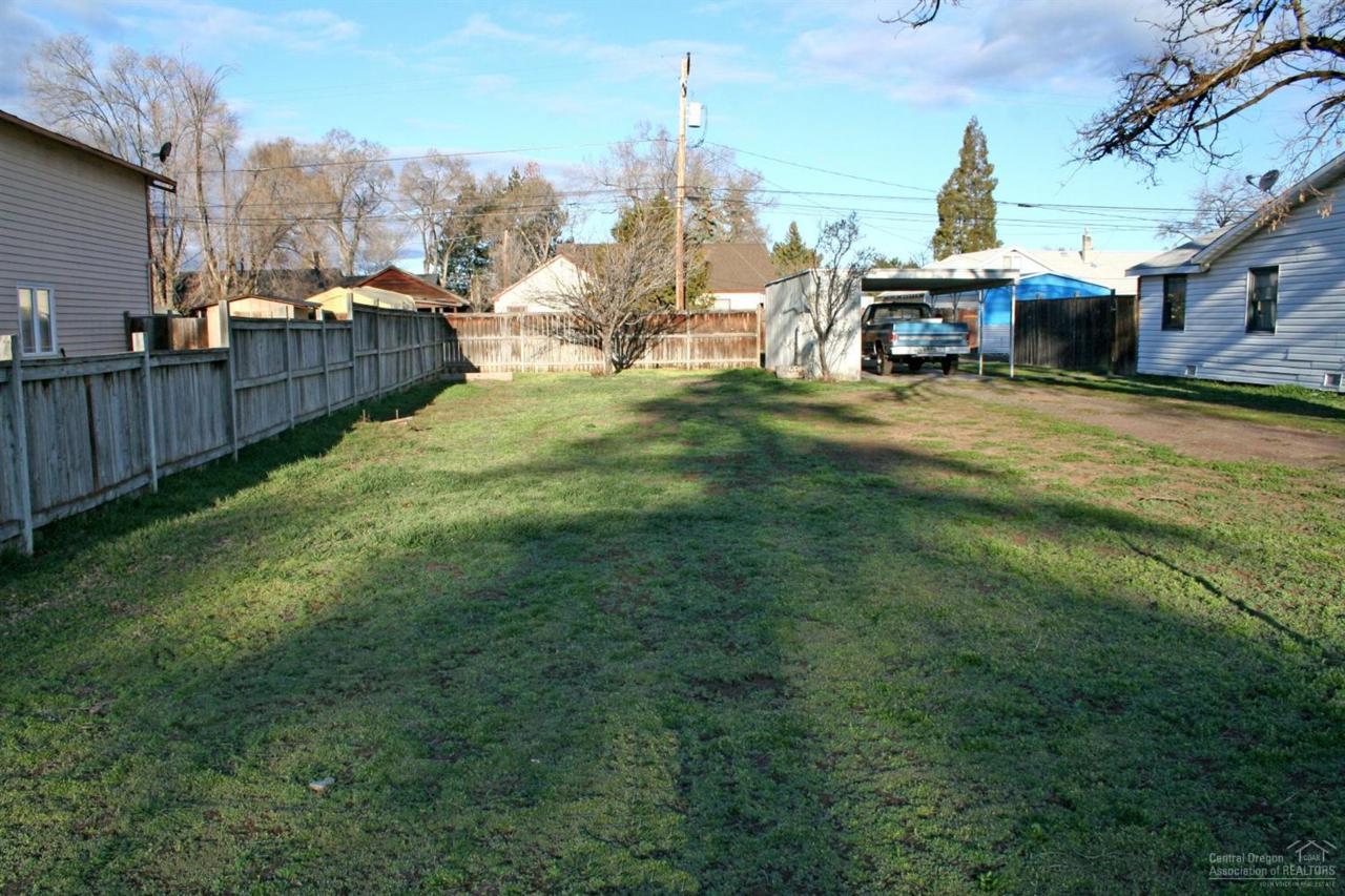 239 SW 11th Street, Redmond, OR 97756 (MLS #201602519) :: Birtola Garmyn High Desert Realty