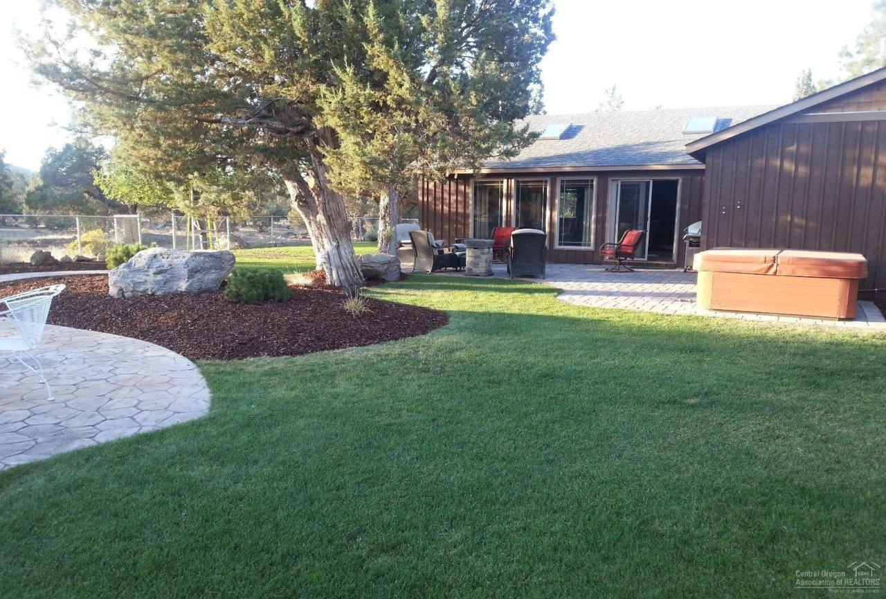 2275 SW 79th Street, Redmond, OR 97756 (MLS #201602576) :: Birtola Garmyn High Desert Realty