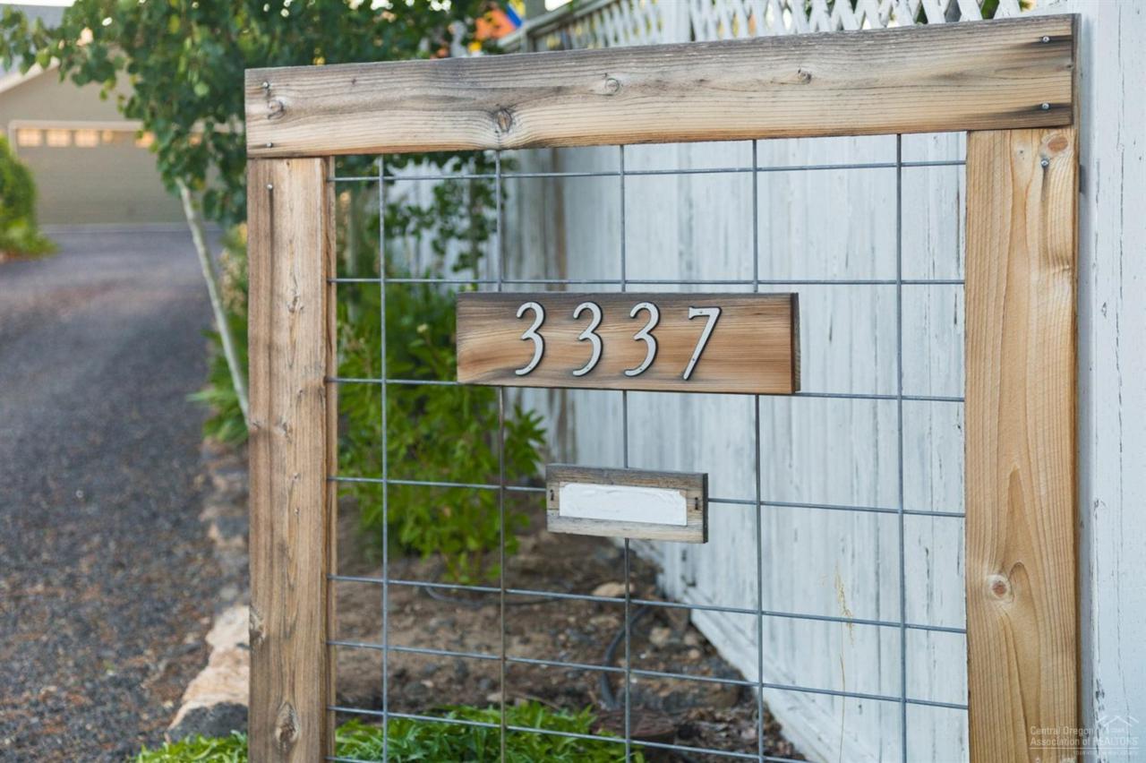 3337 SW Metolius Avenue, Redmond, OR 97756 (MLS #201606982) :: Birtola Garmyn High Desert Realty