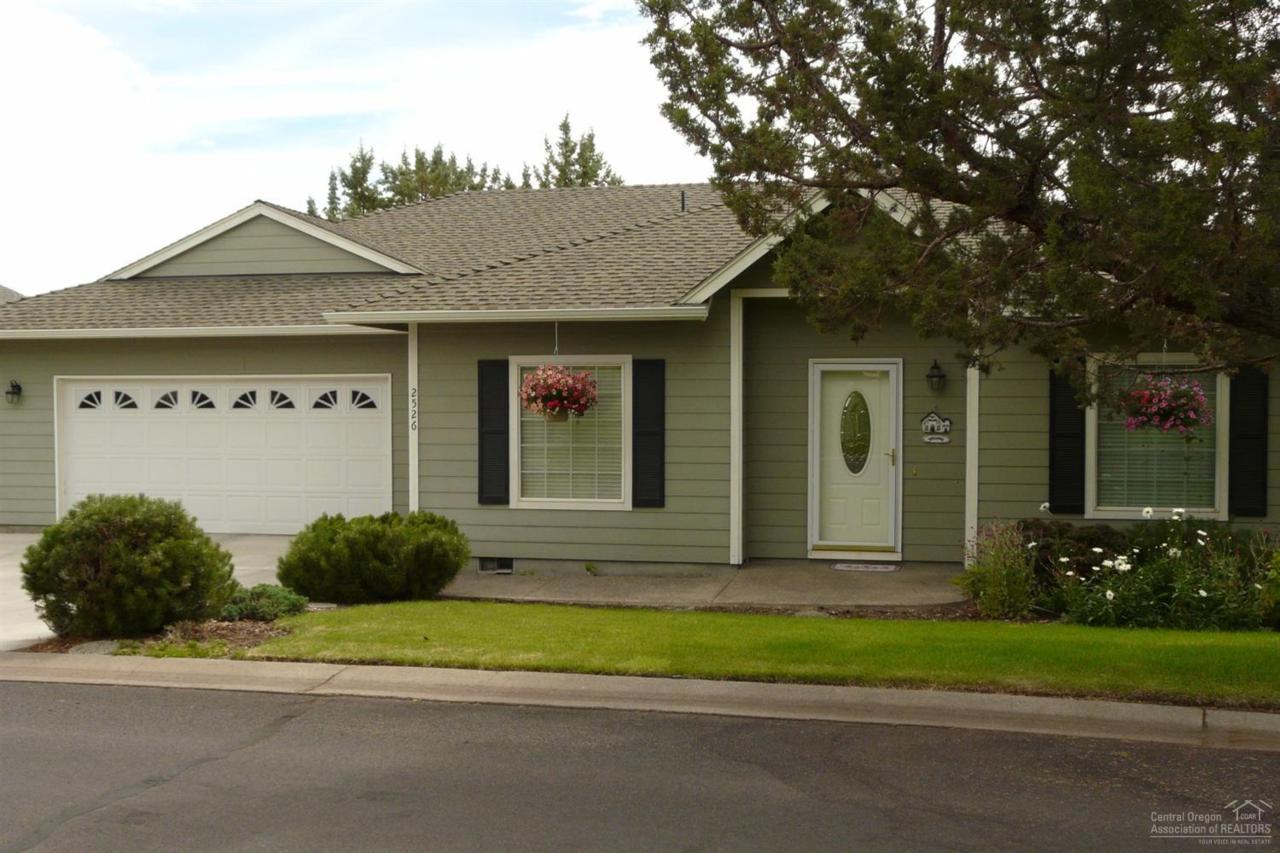 2526 SW Valleyview Drive, Redmond, OR 97756 (MLS #201606983) :: Birtola Garmyn High Desert Realty