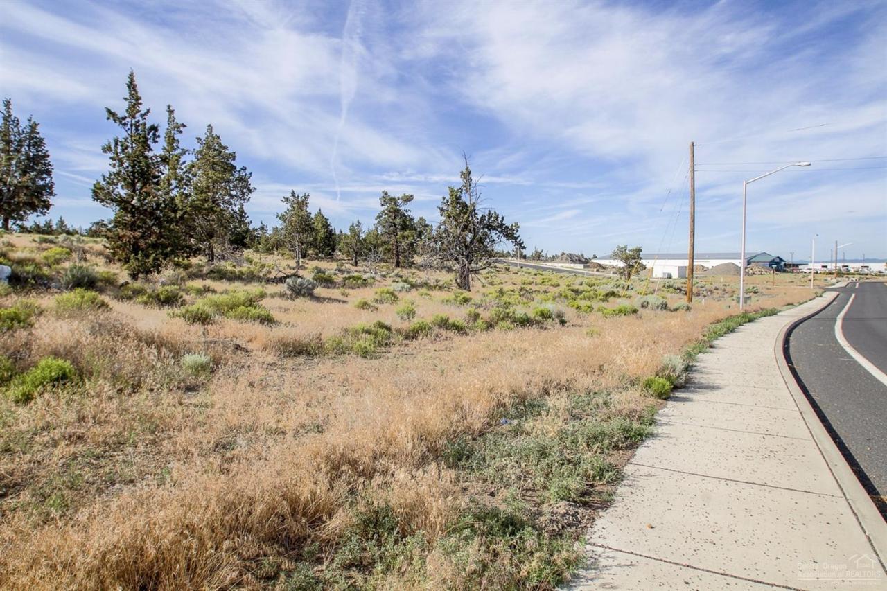 942 SE 4th Court, Redmond, OR 97756 (MLS #201607414) :: Birtola Garmyn High Desert Realty