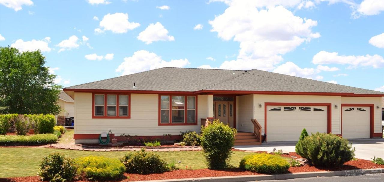 2143 NW Canyon Drive, Redmond, OR 97756 (MLS #201607605) :: Birtola Garmyn High Desert Realty