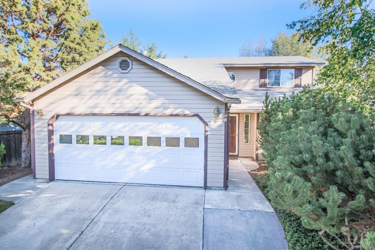 20757 Gallop Road, Bend, OR 97701 (MLS #201608847) :: Birtola Garmyn High Desert Realty