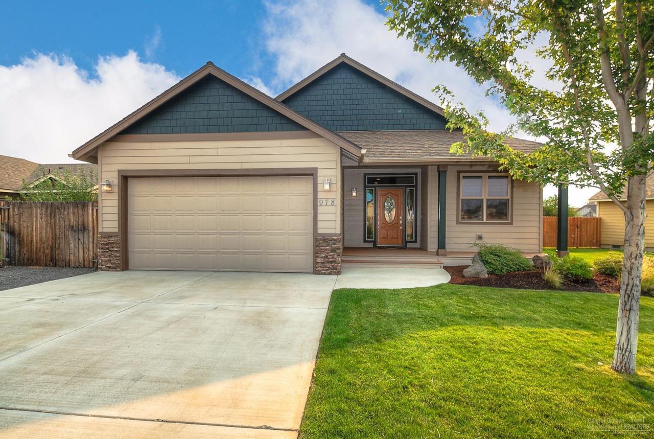978 SW 26th Lane, Redmond, OR 97756 (MLS #201608944) :: Birtola Garmyn High Desert Realty