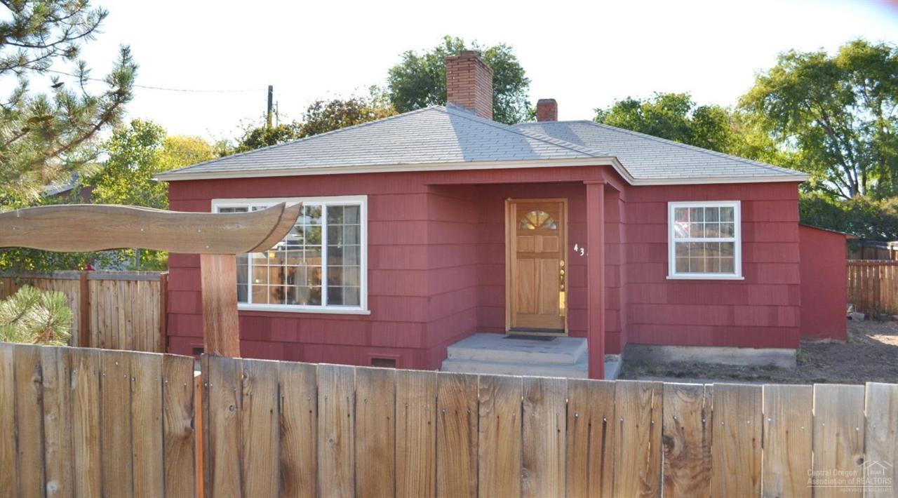 435 NW Canal Boulevard, Redmond, OR 97756 (MLS #201609469) :: Birtola Garmyn High Desert Realty