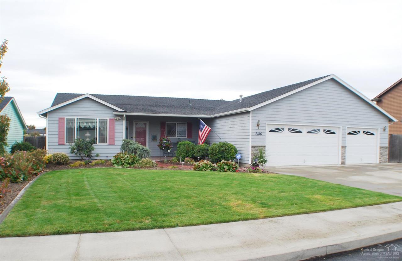 2146 NW Greenwood Place, Redmond, OR 97756 (MLS #201609656) :: Birtola Garmyn High Desert Realty