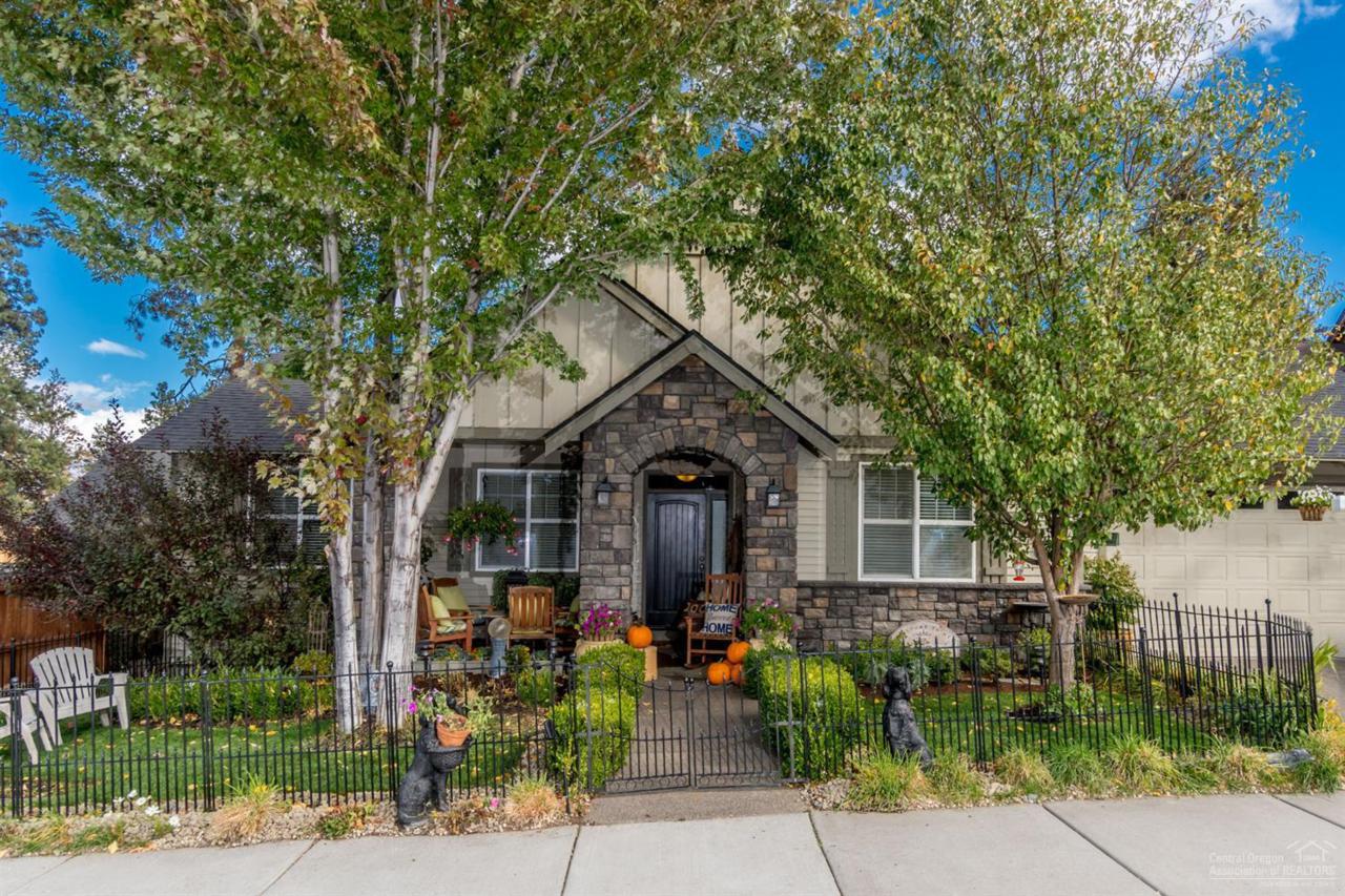 63142 Riverstone Drive, Bend, OR 97703 (MLS #201609951) :: Birtola Garmyn High Desert Realty