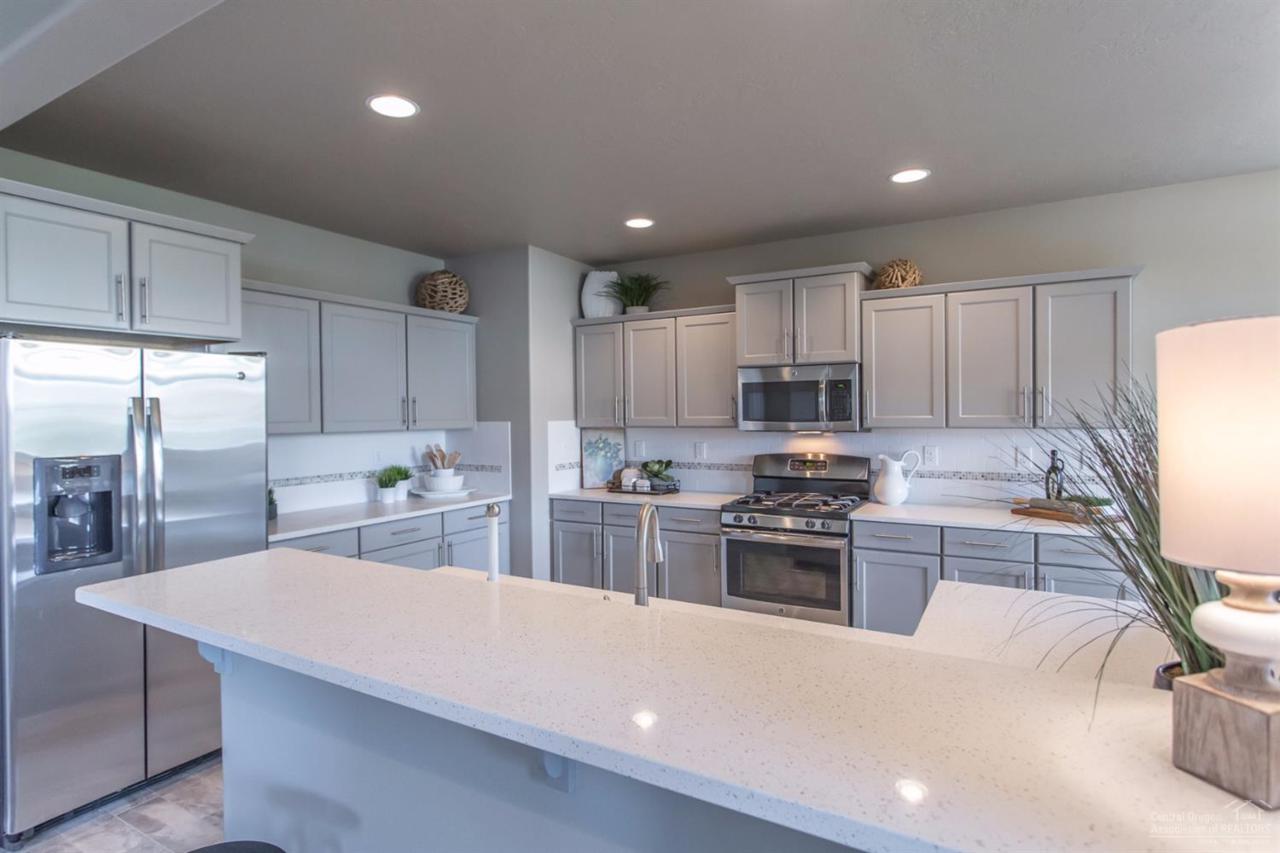 60913 SE Sweet Pea Drive, Bend, OR 97702 (MLS #201611584) :: Fred Real Estate Group of Central Oregon