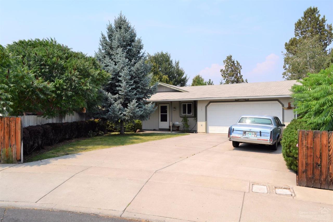 853 NW Maple Court, Redmond, OR 97756 (MLS #201708244) :: Stellar Realty Northwest