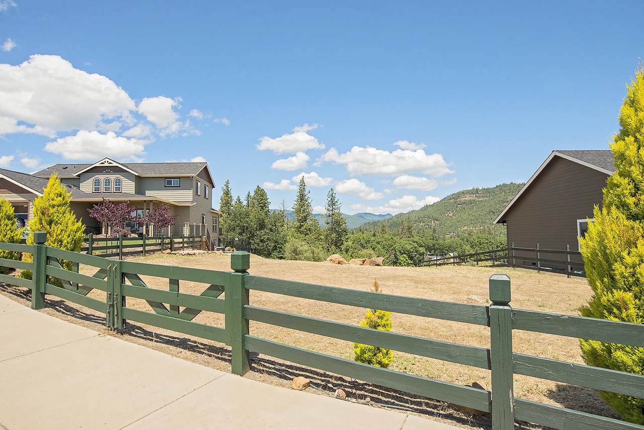 104 Oak Ridge Drive - Photo 1