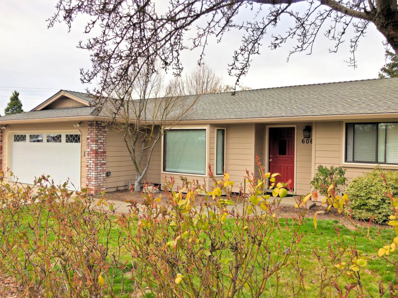 606 Golf View Drive - Photo 1