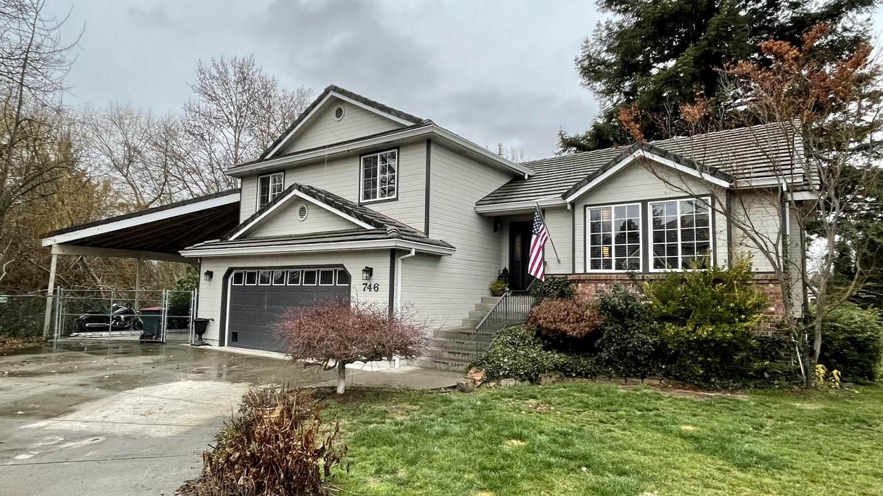 746 Lynn Lane - Photo 1