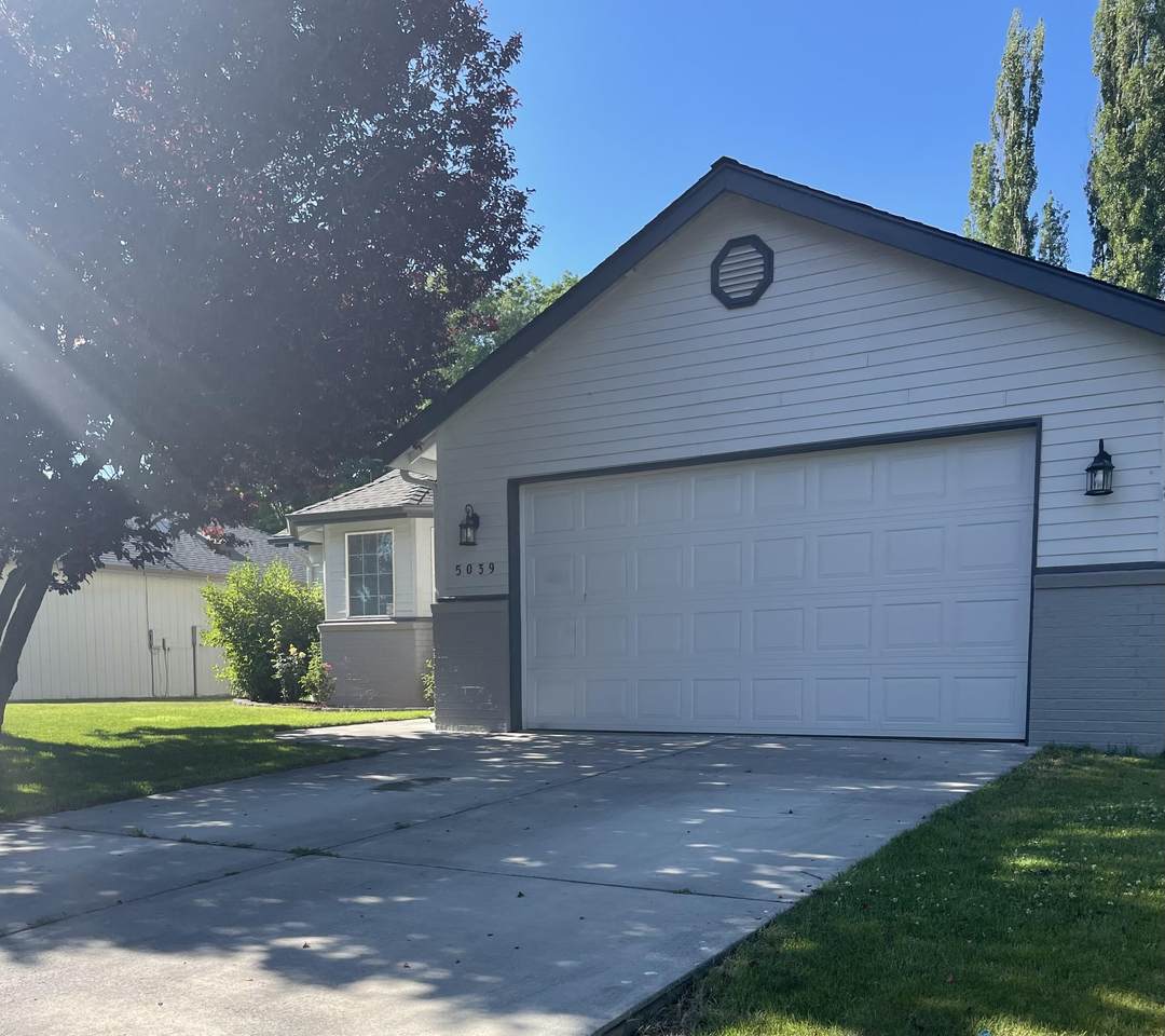5039 Villa Drive - Photo 1
