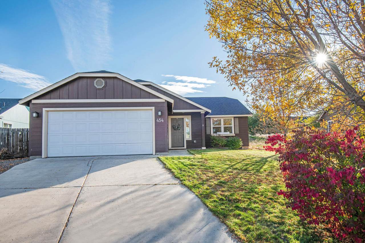 454 Spruce Court - Photo 1