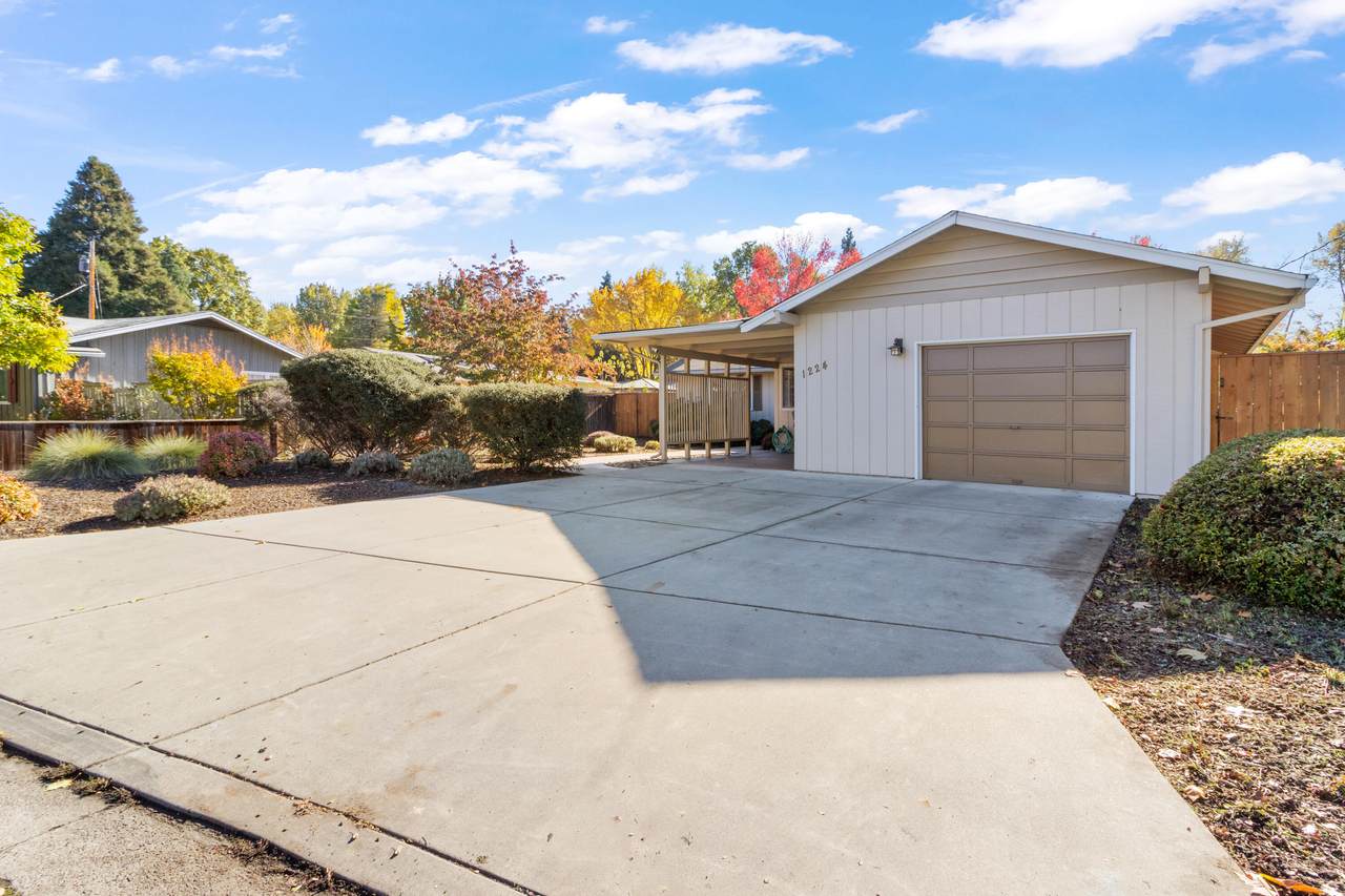 1224 Siskiyou Boulevard - Photo 1