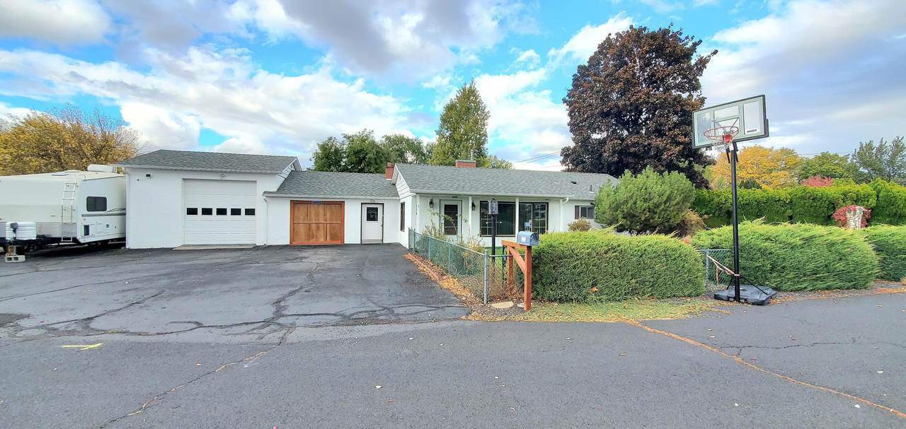 810 Crest Drive - Photo 1