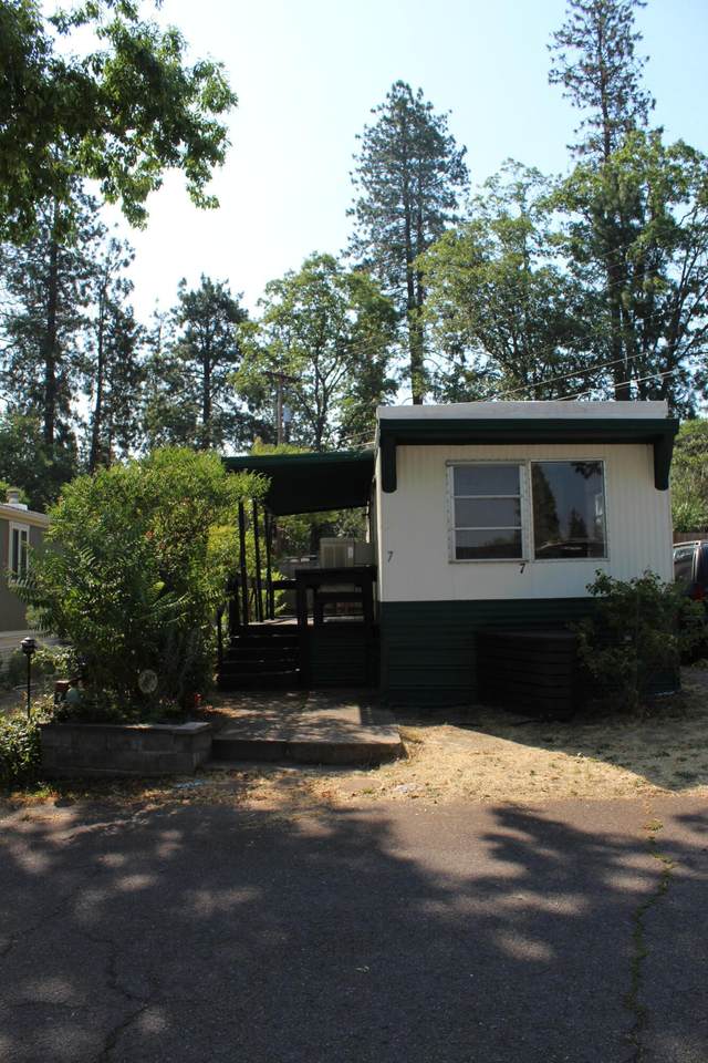 2799 Siskiyou Boulevard - Photo 1