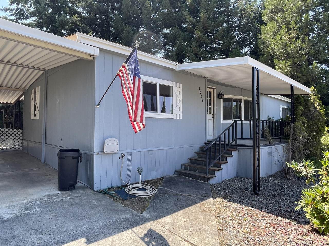 1095 Lee Roze Lane - Photo 1