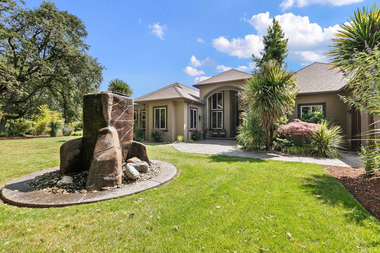 1025 Echo Drive - Photo 1