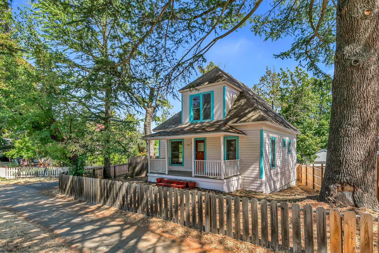 753 Siskiyou Boulevard - Photo 1