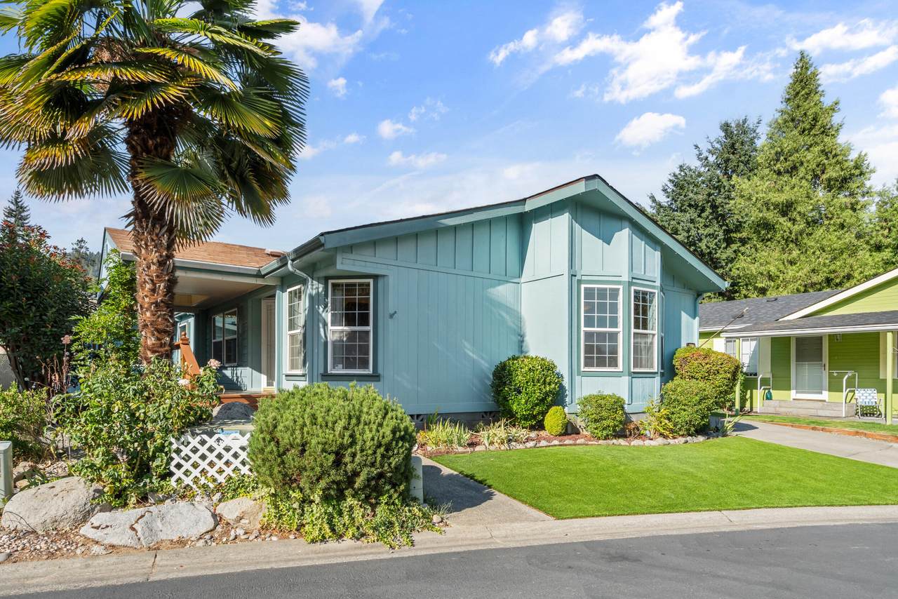 208 Creekside Drive - Photo 1