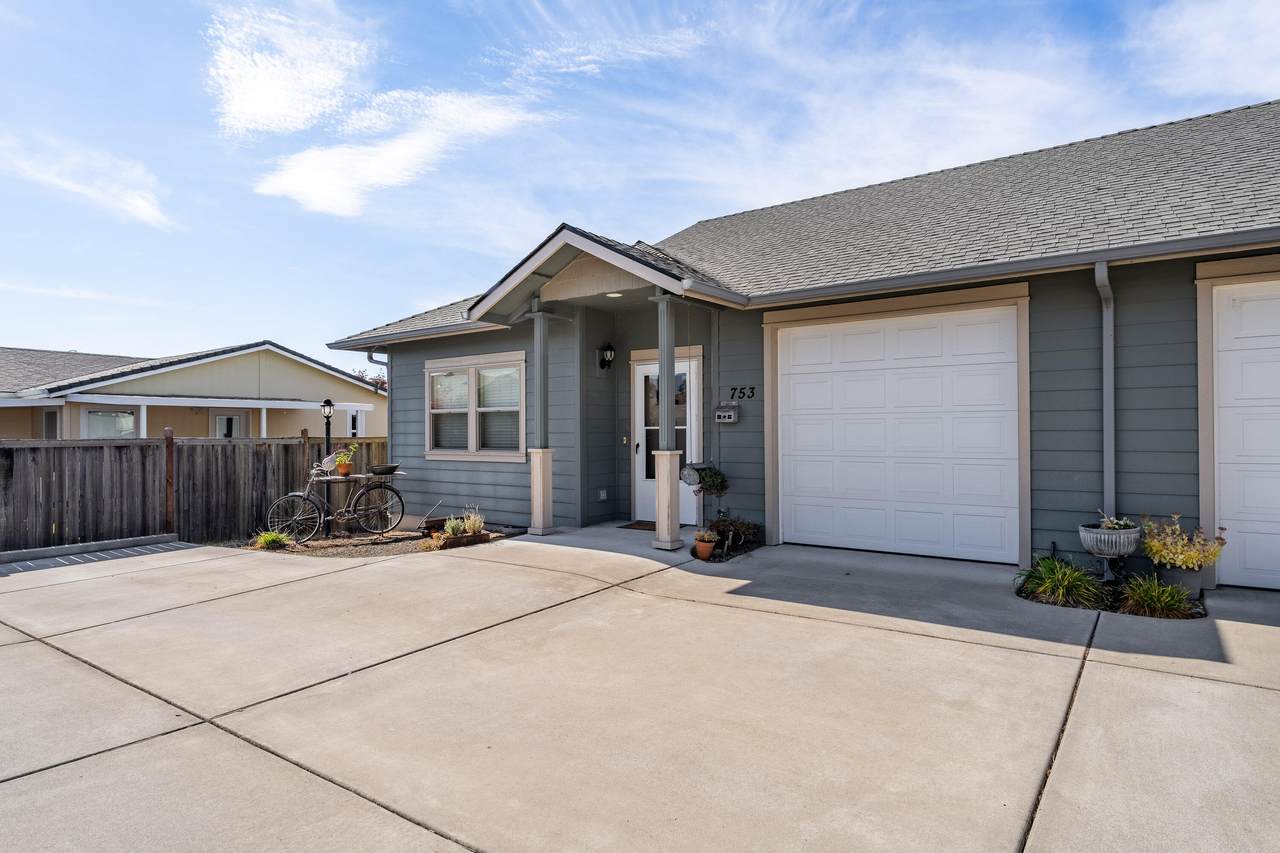 753 Kinsington Court - Photo 1