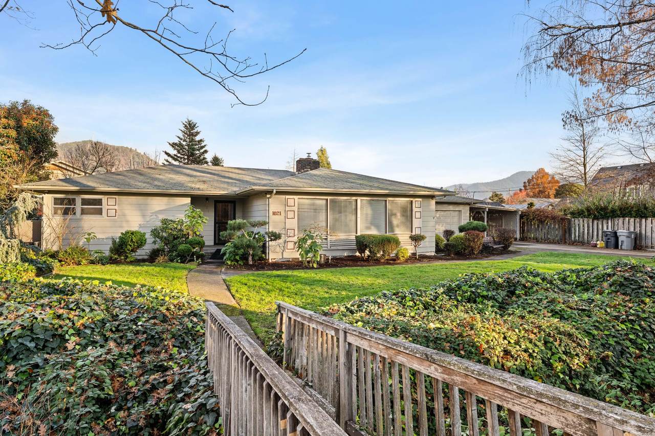 1021 Conklin Avenue - Photo 1